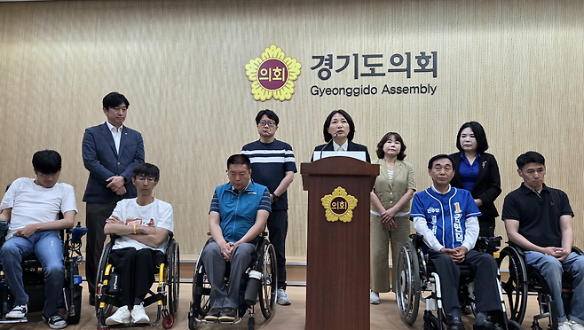 ▲ 추미애 후보 선대위 사회적약자동행위원장인 서미화 의원이 28일 오전 경기도의회 기자회견장에서 '단단 동행' 장애인 공약을 발표하고 있다./박다예 기자 pdyes@incheonilbo.com