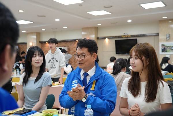 송영길 더불어민주당 연수갑 국회의원 후보가 가천대학교 학생식당에서 대학생들과 만나 이야기를 나누고 있다. [사진=송영길 후보 캠프]