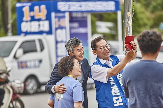 더불어민주당 손훈모 순천시장 후보가 지난 26일 조례호수공원 일대에서 지지자들과 함께 기념 사진을 찍고 있다. <손훈모 후보 측 제공>