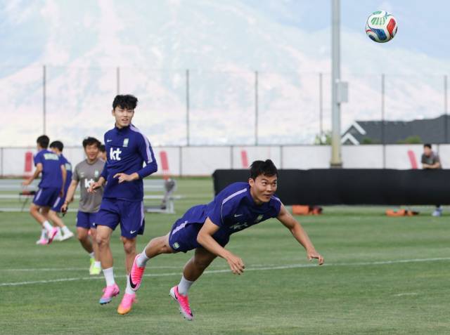 한국 축구대표팀의 오현규가 27일(현지 시간) 오후 미국 유타주 헤리먼에 위치한 자이언스뱅크 트레이닝센터에서 동료들과 함께 훈련하고 있다. 연합뉴스