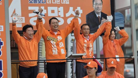 강명상 개혁신당 창원시장 후보가 천하람 선거대책위원장과 함께한 집중 유세 현장에서 시민들에게 지지를 호소하고 있다.
