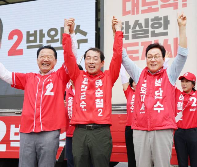 28일 박완수()오른쪼 후보가 경남 합천 왕후시장에서 합천군수 후보의 손을 번쩍 들고 있다. 국민의힘 제공
