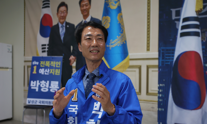 ▲ 더불어민주당 박형룡 달성보궐선거 후보가 27일 대구 달성군 후보사무실에서 경북일보TV '만나GO'에 출연하고 있다. 권남인 기자 kni@kyongbuk.com