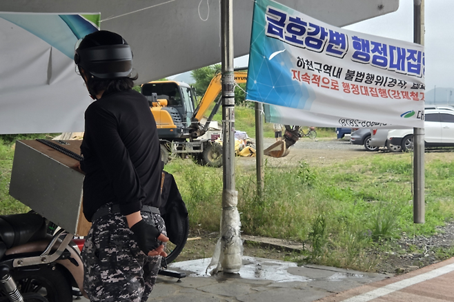 28일 오전 대구 금호강변 무태교 하단 둔치에서 주민 조모(77)씨가 철거가 진행 중인 장면을 지켜보고 있다. 최시웅기자