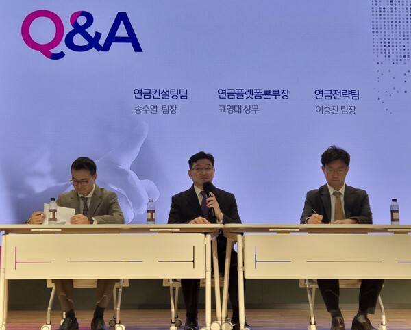 28일 키움증권 퇴직연금 출시 기자간담회에서 키움증권의 송수열 연금컨설팅팀장(왼쪽부터), 표영대 연금플랫폼본부장 상무, 이승진 연금전략팀장이 질문에 대답하고 있다. [출처= 최수진 기자]