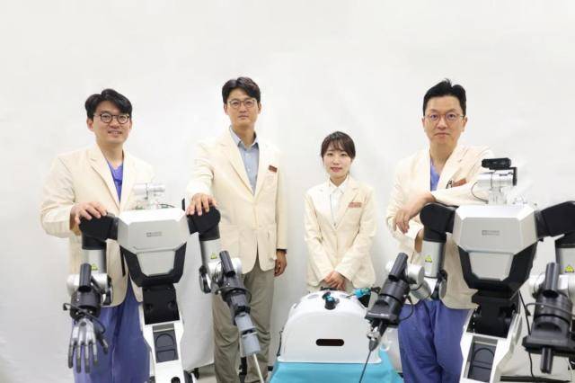 삼성서울병원이 인공지능(AI) 기반 수술로봇 개발과 상용화를 지원하는 플랫폼 구축에 나선다. (오른쪽부터) 정용기 이비인후과 교수, 배주영 성형외과 교수, 정규환 지능형의료로봇연구센터 교수, 오남기 이식외과 교수.&nbsp;[사진=삼성서울병원]