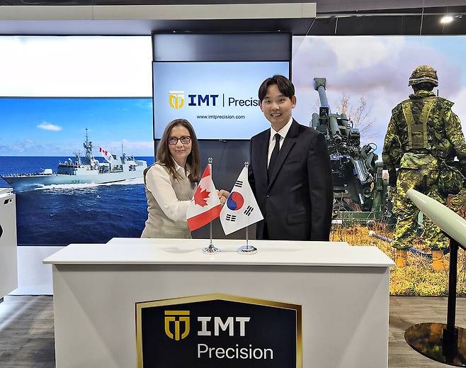 김영준 파블로항공 의장 겸 창업자(오른쪽)와 셰릴 해킹 IMT CEO가 지난 17일 상호협력의향서를 체결한 후 기념 촬영을 하고 있다./파블로항공