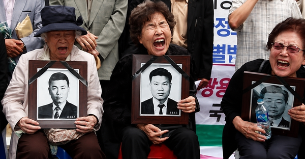 2012년 9월 12일 오후 여의도 새누리당사앞에서 열린 권종근이 사형선고를 내린 인혁당재건위사건 사법살인 부정하는 박근혜 규탄 기자회견'에서 고 송상진씨 부인 김진생씨, 고 김용원씨 부인 유승옥씨, 고 우홍선씨 부인 강순희씨가 울부짖고 있다. ⓒ권우성 2012.9.12 . 오마이뉴스 갈무리
