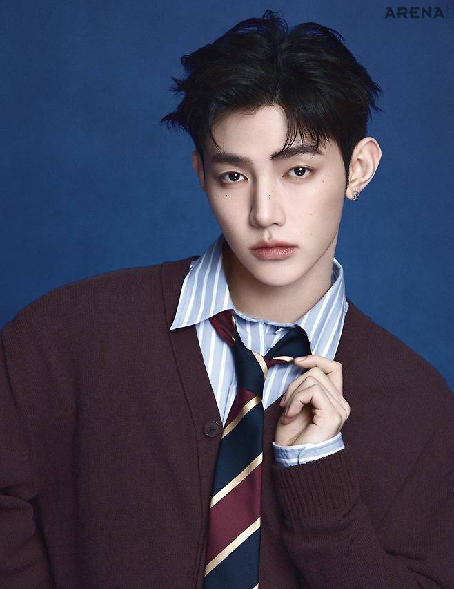 장하오 카디건 에스티유, 이너 셔츠 본봄, 타이 랜 아카이브, 이어링 스타일리스트 소장품.