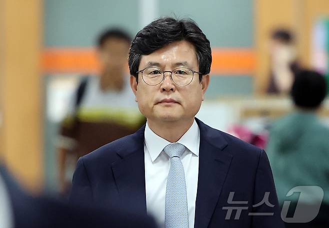 12·3 비상계엄 당시 사후 계엄선포문을 작성한 혐의를 받는 강의구 전 대통령실 부속실장이 28일 오후 서울 서초구 서울중앙지방법원에서 열린 허위 공문서 작성, 공용물 손상, 대통령기록물에 관한 법률 위반 등 사건 1심 선고기일에 출석하고 있다. 2026.5.28 ⓒ 뉴스1 김진환 기자