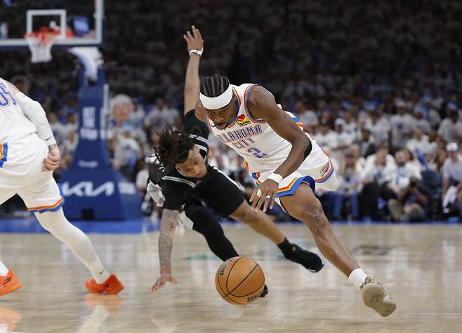 May 26, 2026; Oklahoma City, Oklahoma, USA; Oklahoma City Thunder guard Shai Gilgeous-Alexander (2) dribbles against San Antonio Spurs guard Stephon Castle (5) during the third quarter in game five of the western conference finals for the 2026 NBA playoffs at Paycom Center. Mandatory Credit: Alonzo Adams-Imagn Images        <저작권자(c) 연합뉴스, 무단 전재-재배포, AI 학습 및 활용 금지>