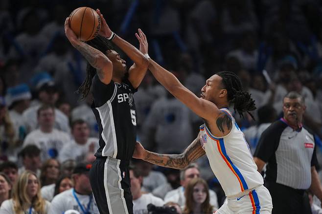 San Antonio Spurs guard Stephon Castle (5) drives on Oklahoma City Thunder forward Jaylin Williams (6) in the first half of Game 5 in the Western Conference finals NBA basketball playoffs series, Tuesday, May 26, 2026, in Oklahoma City. (AP Photo/Julio Cortez)        <저작권자(c) 연합뉴스, 무단 전재-재배포, AI 학습 및 활용 금지>