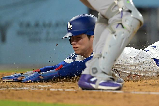 May 25, 2026; Los Angeles, California, USA;  Los Angeles Dodgers second baseman Hyeseong Kim (6) scores on a sacrifice fly by shortstop Mookie Betts (50) in the seventh inning against the Colorado Rockies at Dodger Stadium. Mandatory Credit: Jayne Kamin-Oncea-Imagn Images        <저작권자(c) 연합뉴스, 무단 전재-재배포, AI 학습 및 활용 금지>