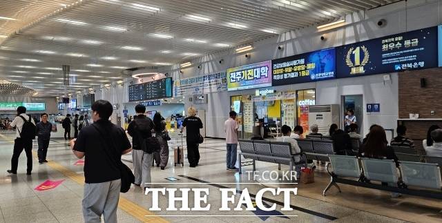 일부 전북도민들은 김관영 무소속 후보의 민선 8기 도정 운영 방식에 피로감을 드러내기도 했다. 사진은 익산역 내부 모습. /익산=서다빈 기자