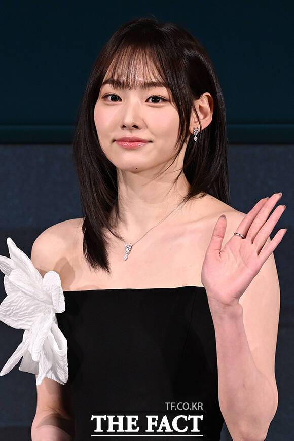 가수 겸 배우 강미나가 아이오아이와의 불화설에 "멤버들이랑 서로 보고 싶다고 축하한다고 거의 매일 연락한다"고 말했다. 사진은 지난 4월 21일 오후 서울 용산구 CGV 용산아이파크몰에서 열린 넷플릭스 새 시리즈 '기리고' 기자간담회에 참석해 포즈를 취하고 있는 모습. /김성렬 기자