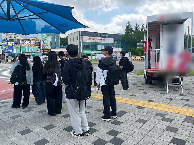 28일 오후 대전 유성구 충대정문오거리에서 한 출마자의 거리 유세가 진행되고 있는 모습. 우수아 기자