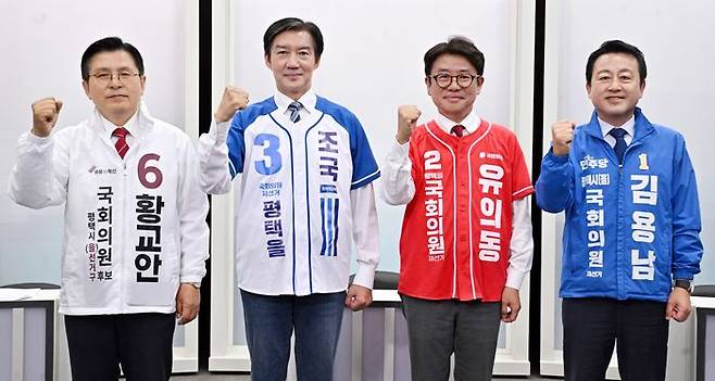 황교안 자유와혁신 후보(왼쪽부터), 조국 조국혁신당 후보, 유의동 국민의힘 후보, 김용남 더불어민주당 후보가 26일 경기 평택시 SK브로드밴드 기남방송에서 열린 평택시선거관리위원회 주최 평택을 국회의원 재선거 후보자 합동토론회에 앞서 기념촬영을 하고 있다. ⓒ뉴시스