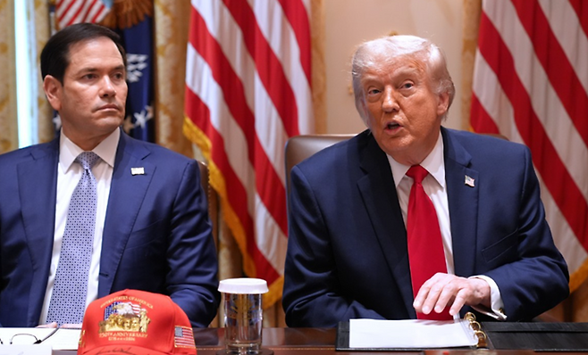 도널드 트럼프(오른쪽) 미국 대통령과 마코 루비오 국무장관이 27일(현지시간) 워싱턴DC 백악관에서 내각회의에 참석해 있다. ⓒAP/연합뉴스