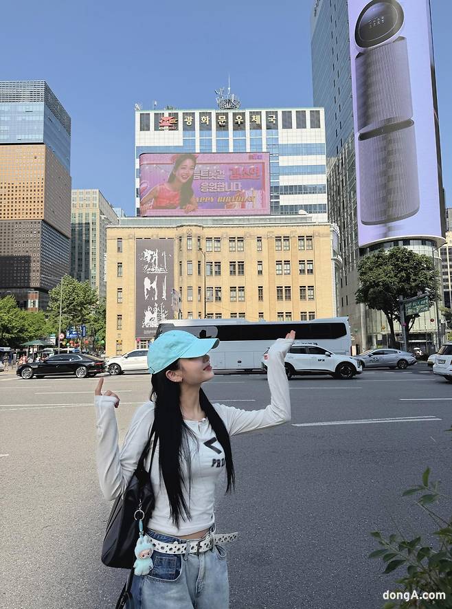 직접 인증샷을 찍은 김소연, 사진=초이랩 제공