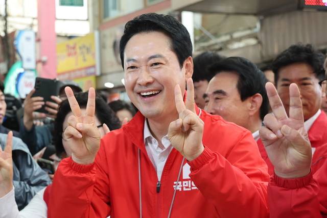 국민의힘 장동혁 상임선거대책위원장이 28일 충남 논산 화지중앙시장에서 포즈를 취하고 있다. [연합뉴스]