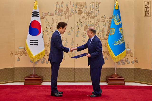 이재명 대통령이 28일 청와대에서 강창일 민주평화통일자문회의 수석부의장에게 임명장을 수여하고 있다. [청와대 제공. 재판매 및 DB 금지]