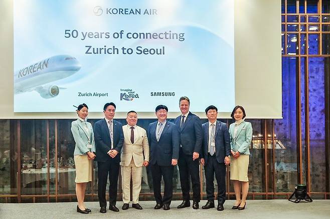 27일(현지시간) 스위스 취리히 비더 호텔(Widder Hotel Zurich)에서 열린 대한항공 취리히 노선 취항 50주년 기념 행사에서 최정호 대한항공 영업 총괄 부사장(가운데), 이석우 대한항공 여객영업부 담당 상무(오른쪽에서 두번째), 신우식 주스위스 대한민국 대사 대리(왼쪽에서 세번째), 스테판 그로스(Stefan Gross) 취리히 공항 최고책임자(오른쪽에서 세번째) 등 주요 관계자들이 포즈를 취하고 있다. 대한항공 제공