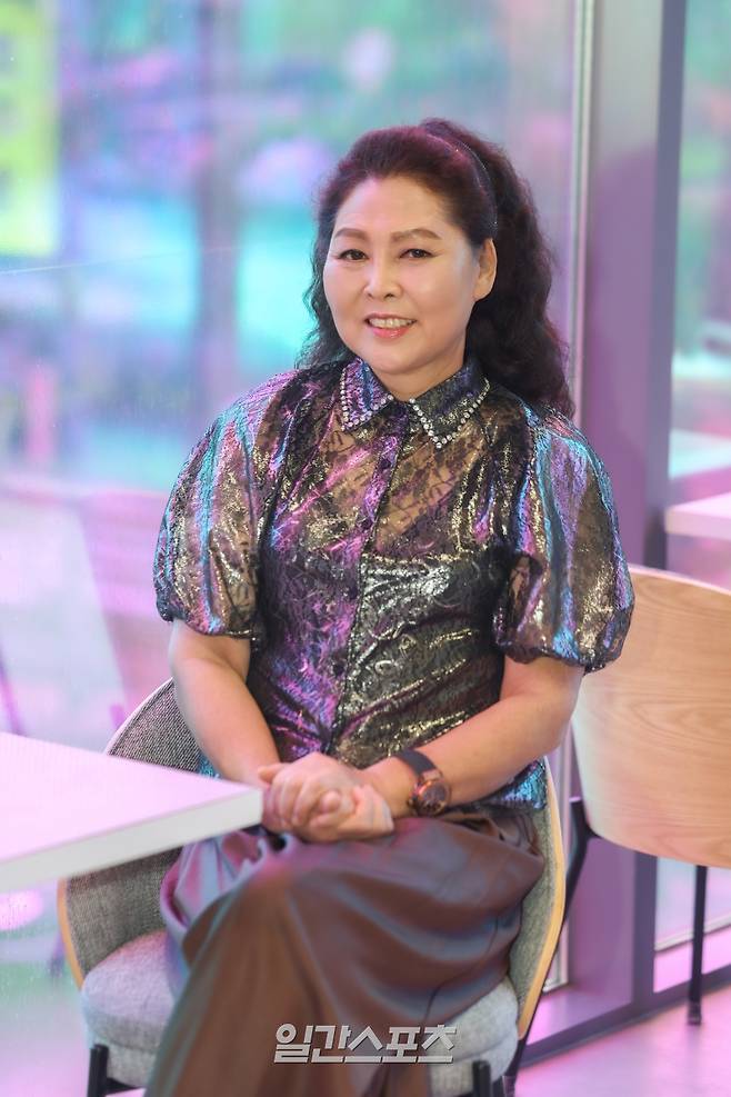 방송인 이순실이 20일 오후 서울 마포구 홍카페에서 진행된 일간스포츠와의 인터뷰에 앞서 사진 촬영을 하고 있다. 서병수 기자 qudtn@edaily.co.kr /2026.05.20/
