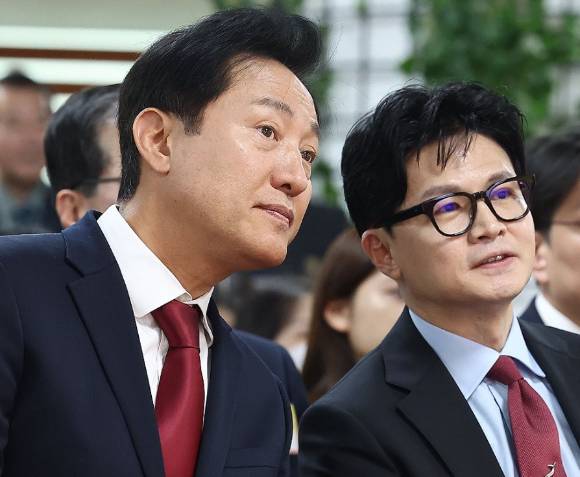 지난 2023년 당시 한동훈 법무부 장관과 오세훈 서울시장이 서울 동작구 서울여성플라자에서 열린 법무부-서울시 범죄피해자 원스톱 솔루션 센터 설치·운영 업무협약식에서 이야기를 나누고 있다. [사진=연합뉴스 ]