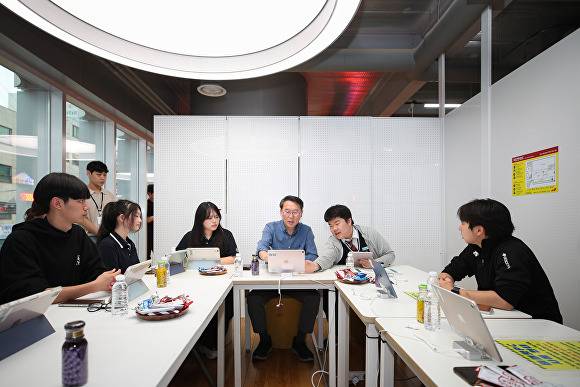 김상수 남양주시장 권한대행(가운데)이 지난 27일 경기도 남양주시 펀그라운드 진접에서 열린 소통 간담회에서 청소년 유스패트롤 단원들과 지역사회 현안을 논의 하고 있다. [사진=남양주시]