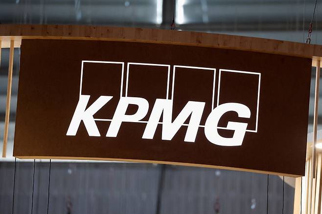 2022년 6월 프랑스 파리에서 열린 혁신·스타트업 행사 ‘비바 테크놀로지’ 전시장에 KPMG 로고가 걸려있다. 로이터=연합뉴스