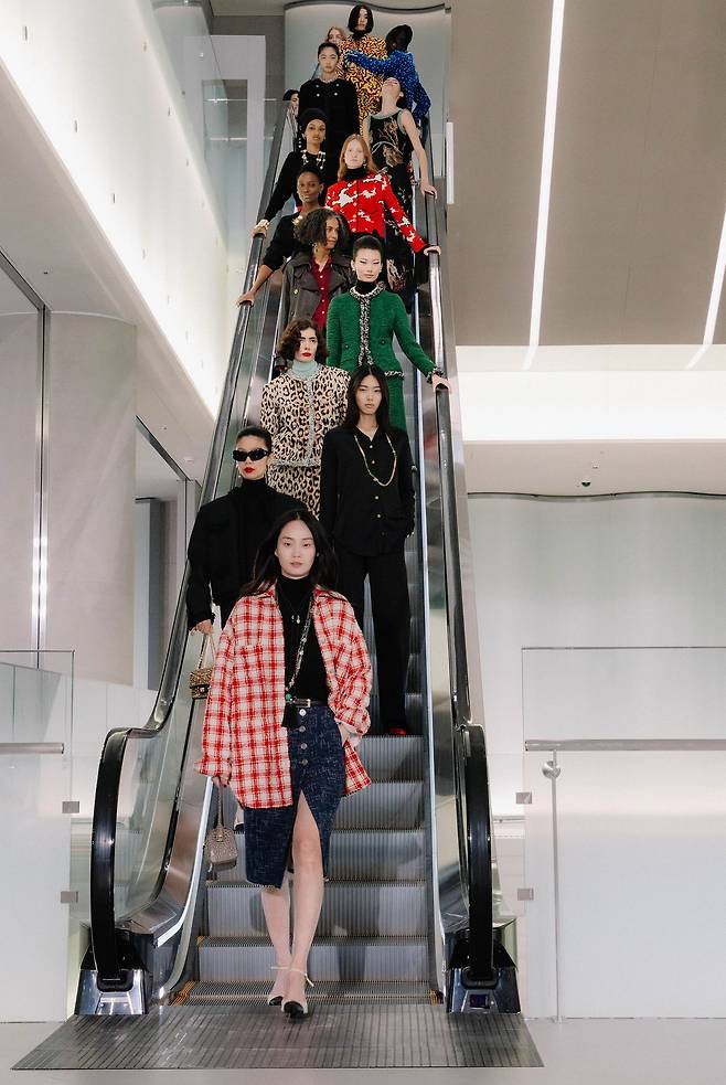 이번 서울 쇼는 모델들이 3층에서 내려와 전시관을 둘러본 뒤, 다시 올라가는 동선으로 진행됐다. 쇼 피날레를 위해 모델들이 에스컬레이터를 타고 내려오고 있다. 사진 샤넬