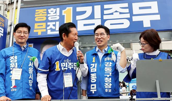 정청래 더불어민주당 대표가 28일 서울 강동구 암사역사거리에서 김종무 강동구청장 후보 지지를 호소하고 있다. 뉴시스