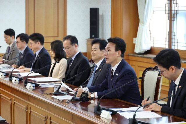 김민석 국무총리가 27일 정부서울청사에서 ‘대한민국 2045 전략수립위원회’ 전체회의를 주재하며 모두발언을 하고 있다. 연합뉴스