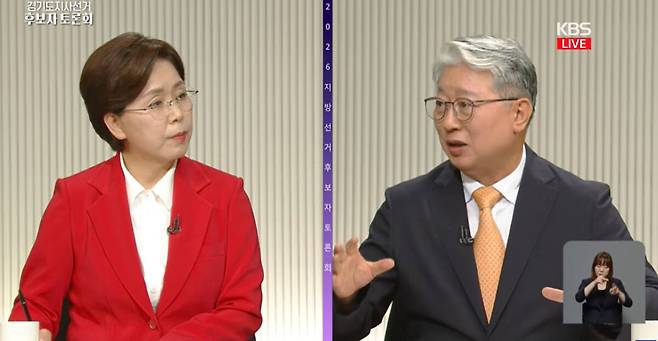 양향자 국민의힘 경기도지사 후보(왼쪽)와 조응천 개혁신당 후보가 27일 KBS에서 열린 ‘제9회 전국동시지방선거 경기도지사 후보자 초청 토론회’에서 공약 검증 토론을 진행하고 있다. KBS중계방송 갈무리