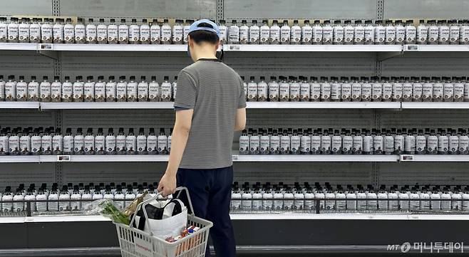 [서울=뉴시스] 홍효식 기자 = 홈플러스가 경영 악화 등의 이유로 기업회생절차를 밟고 있는 7일 서울 시내 한 홈플러스 매장 매대에 자사 PB 상품들로만 가득 채워져 있다. 2026.05.07. yesphoto@newsis.com /사진=홍효식