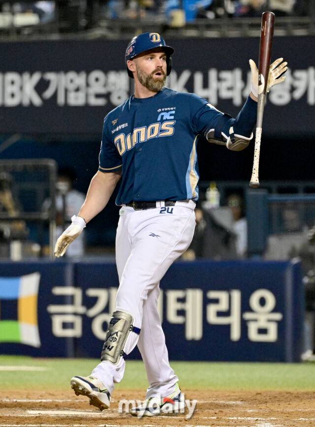 2026년 5월 19일 오후 서울 잠실구장에서 열린 '2026 신한 SOL KBO리그' NC 다이노스와 두산 베어스의 경기. NC 데이비슨 5회초 2사 1.3루서 대타로 나와 삼진을 당한 뒤 아쉬워하고 있다./마이데일리
