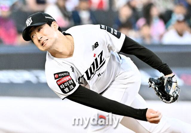 23일 오후 경기도 수원시 조원동 수원KT위즈파크에서 진행된 '2026 프로야구 KBO리그' KT위즈와 NC다이노스의 경기. KT 스기모토가 역투하고 있다./마이데일리