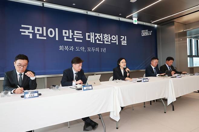 한성숙(중앙) 중소벤처기업부 장관이 28일 서울특별시 마포구 SVC 서울에서 열린 “정부 출범 1주년 기자간담회”에서 모두발언을 하고 있다. [중기부]