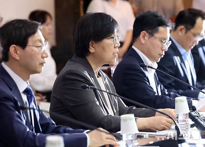 [서울=뉴시스] 조수정 기자 = 정은경 보건복지부 장관이 15일 오후 서울 종로구 정부서울청사에서 열린 제4차 국민연금기금운용위원회 회의를 주재하고 있다. 2026.05.15. chocrystal@newsis.com