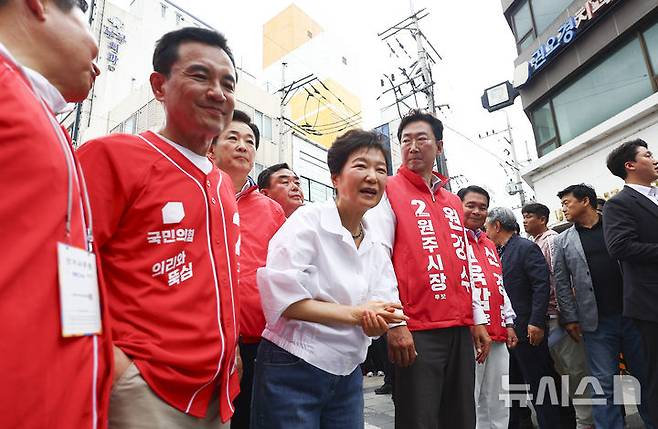[원주=뉴시스] 김근수 기자 = 박근혜 전 대통령이 28일 오전 강원 원주 중앙시장에서 열린 김진태 국민의힘 강원도지사 후보 지지 현장 방문에서 시민들에게 인사하고 있다. 2026.05.28. ks@newsis.com