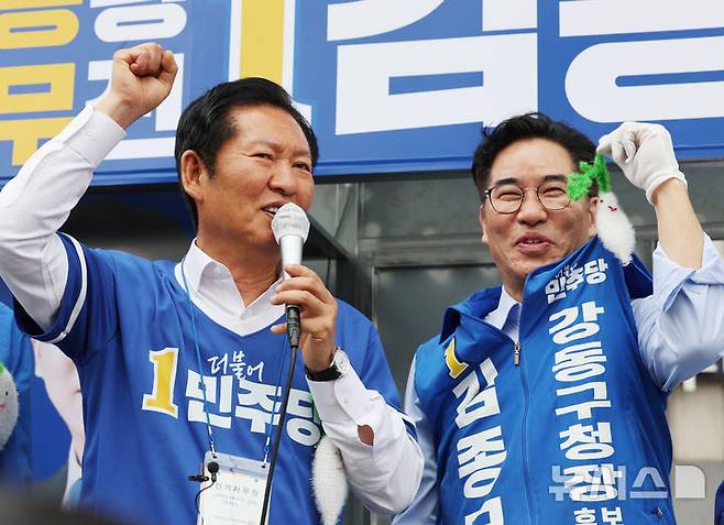 [서울=뉴시스] 박주성 기자 = 더불어민주당 정청래 총괄상임선거대책위원장이 28일 오전 서울 강동구 암사역사거리에서 김종무 강동구청장 후보 지지를 호소하고 있다.  2026.05.28. park7691@newsis.com