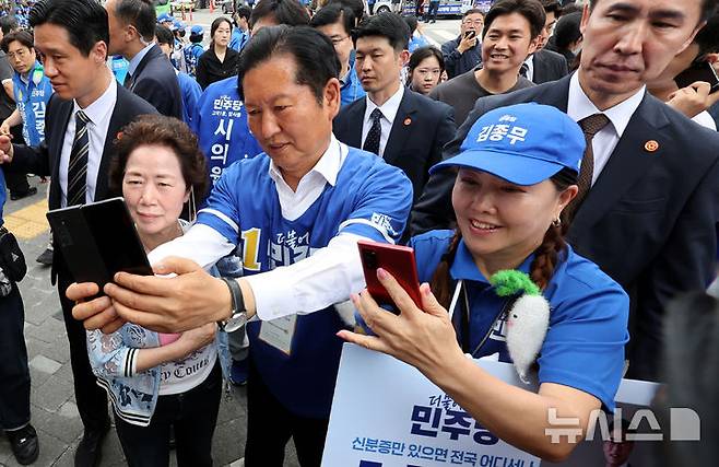 [서울=뉴시스] 박주성 기자 = 더불어민주당 정청래 총괄상임선거대책위원장이 28일 오전 서울 강동구 암사역사거리에서 김종무 강동구청장 후보 지원 유세 후 선거운동원들, 시민들과 사진을 찍고 있다.  2026.05.28. park7691@newsis.com