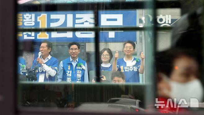 [서울=뉴시스] 박주성 기자 = 더불어민주당 정청래 총괄상임선거대책위원장이 28일 오전 서울 강동구 암사역사거리에서 김종무 강동구청장 후보 지지를 호소하고 있다.  2026.05.28. park7691@newsis.com