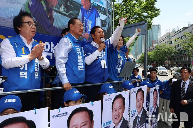 [서울=뉴시스] 고승민 기자 = 정청래 더불어민주당 총괄상임선거대책위원장이 28일 서울 마포구 망원역 일대에서 유동균 서울 마포구청장 후보 및 기초의원 후보자 지원유세를 하고 있다. 2026.05.28. kkssmm99@newsis.com