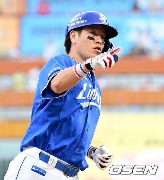 [OSEN=인천, 최규한 기자] 28일 인천 SSG랜더스필드에서 ‘2026 신한 SOL Bank KBO리그’ SSG 랜더스와 삼성 라이온즈의 경기가 열렸다.홈팀 SSG는 히라모토 긴지로, 방문팀 삼성은 최원태를 선발로 내세웠다.3회초 무사 선두타자로 나선 삼성 강민호가 선제 중월 솔로포를 날리고 그라운드를 돌며 기뻐하고 있다. 2026.05.28 / dreamer@osen.co.kr