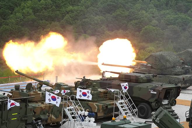 합동화력훈련 국방부는 28일 경기 포천시 승진훈련장에서 ‘2026 합동화력훈련’을 실시했다. 이번 훈련은 K방산 주력장비와 신규 무기체계 등이 대거 투입되어 위력을 과시하는 형태로 이뤄졌다. 사진은 지난 21일 훈련 미디어데이에서 육군 K-2 전차들이 사격을 하는 모습.AP통신
