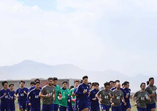 맨 앞에서 뛰는 ‘캡틴 손’ - 2026 국제축구연맹(FIFA) 북중미월드컵에 나서는 대한민국 축구대표팀이 27일(한국시간) 미국 유타주 솔트레이크시티 근교 헤리먼의 자이언스뱅크 트레이닝센터에서 가벼운 조깅으로 몸을 풀고 있다. 헤리먼 연합뉴스