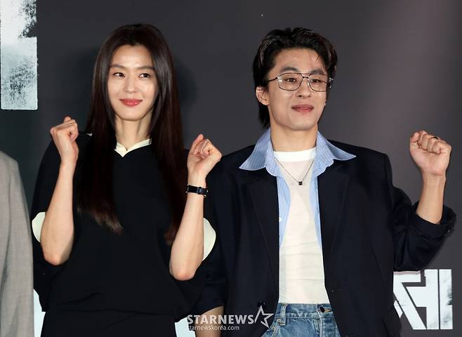 (서울=뉴스1) 김진환 기자 = 배우 전지현과 구교환이 20일 서울 용산구 CGV용산아이파크몰에서 열린 영화 '군체' 기자간담회에 참석해 포즈를 취하고 있다.   '군체'는 정체불명의 감염사태로 봉쇄된 건물 안, 고립된 생존자들이 예측할 수 없는 형태로 진화하는 감염자들에 맞서 벌이는 사투를 그린 작품으로 오는 21일 개봉한다. 2026.5.20/뉴스1  Copyright (C) 뉴스1. All rights reserved. 무단 전재 및 재배포,  AI학습 이용 금지. /사진=(서울=뉴스1) 김진환 기자