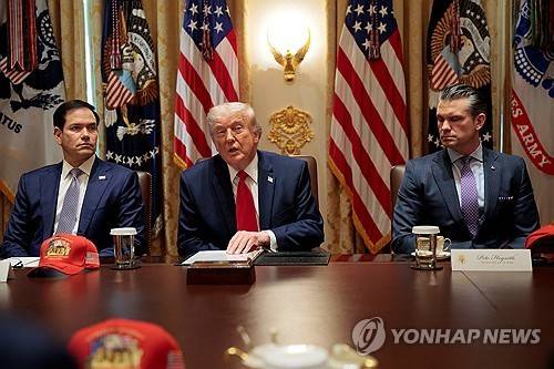 내각회의 주재하는 도널드 트럼프 미국 대통령 [워싱턴 로이터=연합뉴스. 재판매 및 DB 금지]