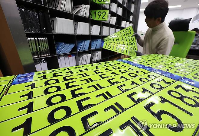 고액 법인차용 연두색 번호판 (수원=연합뉴스) 홍기원 기자 = 8일 오전 경기도 수원시 권선구 수원도시공사 번호판제작소에서 직원이 고액 법인차량용 연두색 번호판을 정리하고 있다.
    올해부터는 8천만원 이상 신규 등록 법인 차량은 연두색 번호판을 부착해야 한다. 2024.1.8 xanadu@yna.co.kr